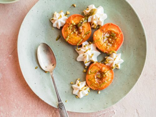 découvrez une délicieuse recette d'abricots caramélisés au miel, parfaitement associés à une onctueuse ricotta parfumée à la fleur d'oranger. un dessert léger et savoureux qui marie douceur et fraîcheur, idéal pour ravir vos papilles.