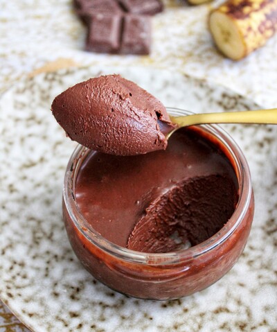 découvrez notre délicieuse crème banane chocolat, un dessert onctueux alliant la douceur de la banane à la richesse du chocolat. parfait pour satisfaire toutes vos envies sucrées !