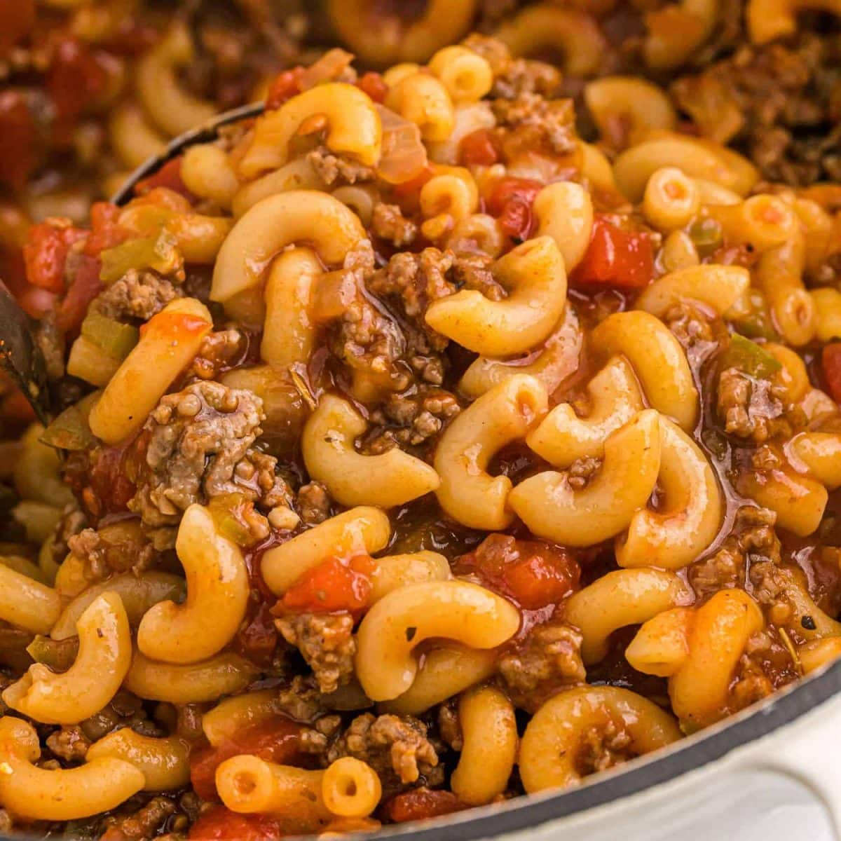 découvrez notre délicieuse recette de goulash, un plat réconfortant d'origine hongroise, alliant viande tendre, légumes savoureux et épices aromatiques. idéal pour réchauffer les cœurs lors des soirées d'hiver !