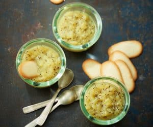 découvrez notre délicieuse compote pommes-kiwis, un mélange savoureux et vitaminé qui ravira vos papilles. parfaite en dessert ou en en-cas, cette recette simple et gourmande met en avant la douceur des pommes alliée à l'acidité du kiwi. profitez d'un moment de fraîcheur avec cette compote faite maison!