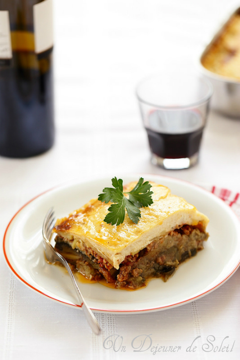 découvrez notre délicieuse moussaka méditerranéenne, un plat réconfortant à base d'aubergines, de viande hachée et de béchamel, alliant saveurs ensoleillées et tradition. parfaite pour un repas en famille ou entre amis, laissez-vous séduire par cette recette authentique qui ravira vos papilles.