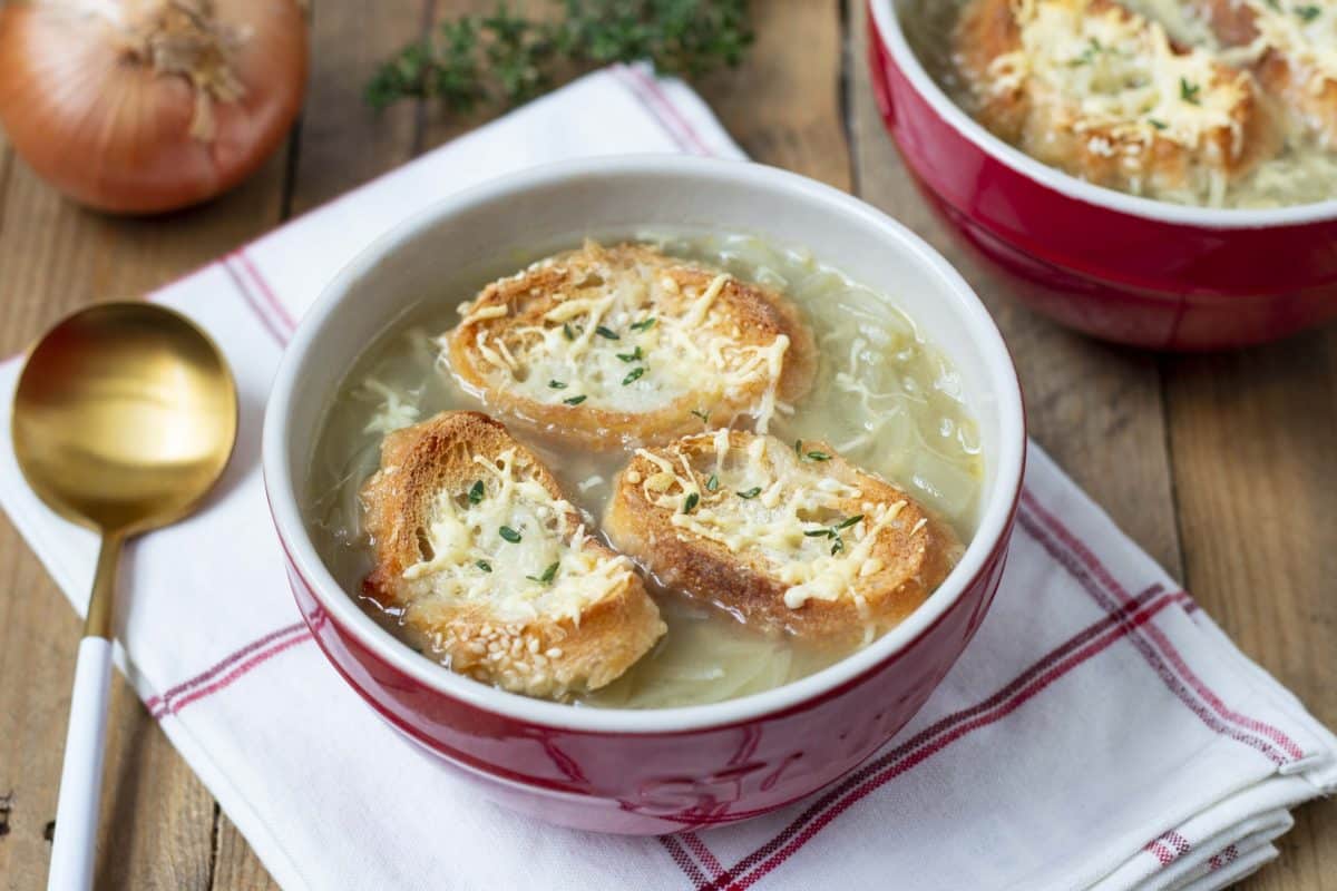 découvrez notre délicieuse soupe à l'oignon, un classique de la cuisine française. savoureuse et réconfortante, elle allie des oignons caramélisés et un bouillon riche, le tout gratiné au fromage. parfaite pour réchauffer vos soirées !