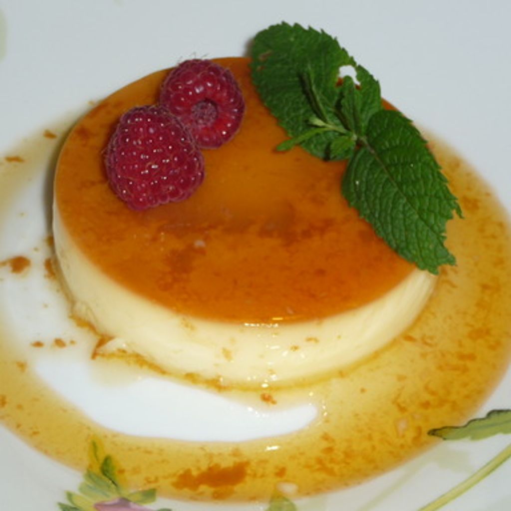 découvrez la délicieuse crème caramel, un dessert onctueux et réconfortant, alliant la douceur du caramel au crémeux des œufs et de la crème. parfait pour terminer un repas sur une note sucrée!