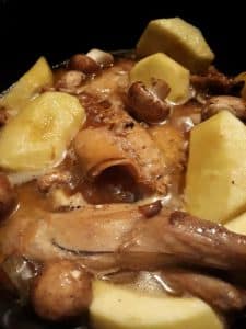 découvrez la délicieuse recette du lapin à la normande, un plat traditionnel français savoureux, alliant tendreté du lapin et onctuosité de la sauce à la crème, aux champignons et au calvados. parfait pour régaler vos convives lors des repas en famille.