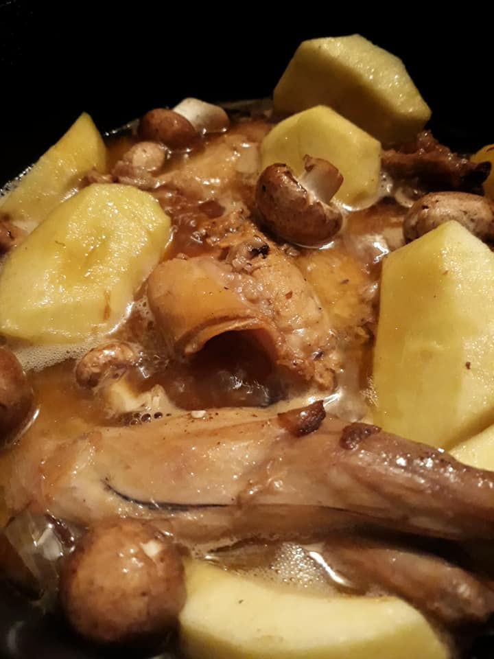 découvrez la délicieuse recette du lapin à la normande, un plat traditionnel français savoureux, alliant tendreté du lapin et onctuosité de la sauce à la crème, aux champignons et au calvados. parfait pour régaler vos convives lors des repas en famille.