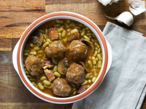 découvrez notre délicieuse recette de boulettes de viande en sauce, savoureusement mijotées dans une sauce riche et aromatique. parfaites pour vos repas en famille ou entre amis, ces boulettes de viande sont à la fois réconfortantes et faciles à préparer. régalez-vous avec ce plat incontournable qui plaira à tous les gourmands !