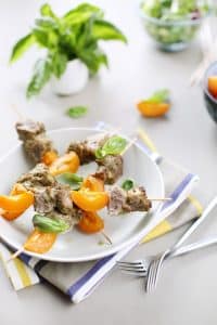 découvrez la recette savoureuse des brochettes de bœuf au pesto et au miel, un délicieux mélange de saveurs sucrées et salées qui ravira vos papilles. parfaites pour un barbecue ou un dîner entre amis, ces brochettes sont faciles à préparer et promettent un moment gourmand inoubliable.