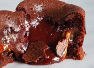 découvrez notre fondant au chocolat irrésistible, une recette gourmande alliant texture moelleuse et intense saveur chocolatée. idéal pour les amateurs de douceurs, ce dessert fera fondre les cœurs. parfait pour toutes les occasions !