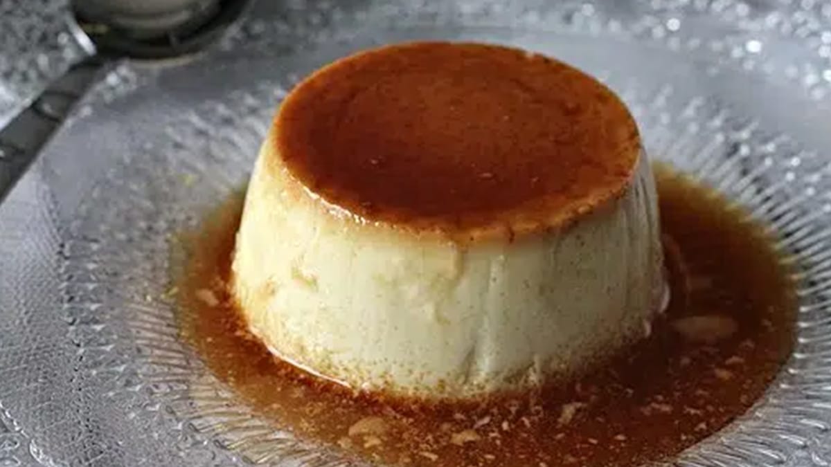 Délicieux flan au lait de coco nappé de caramel onctueux