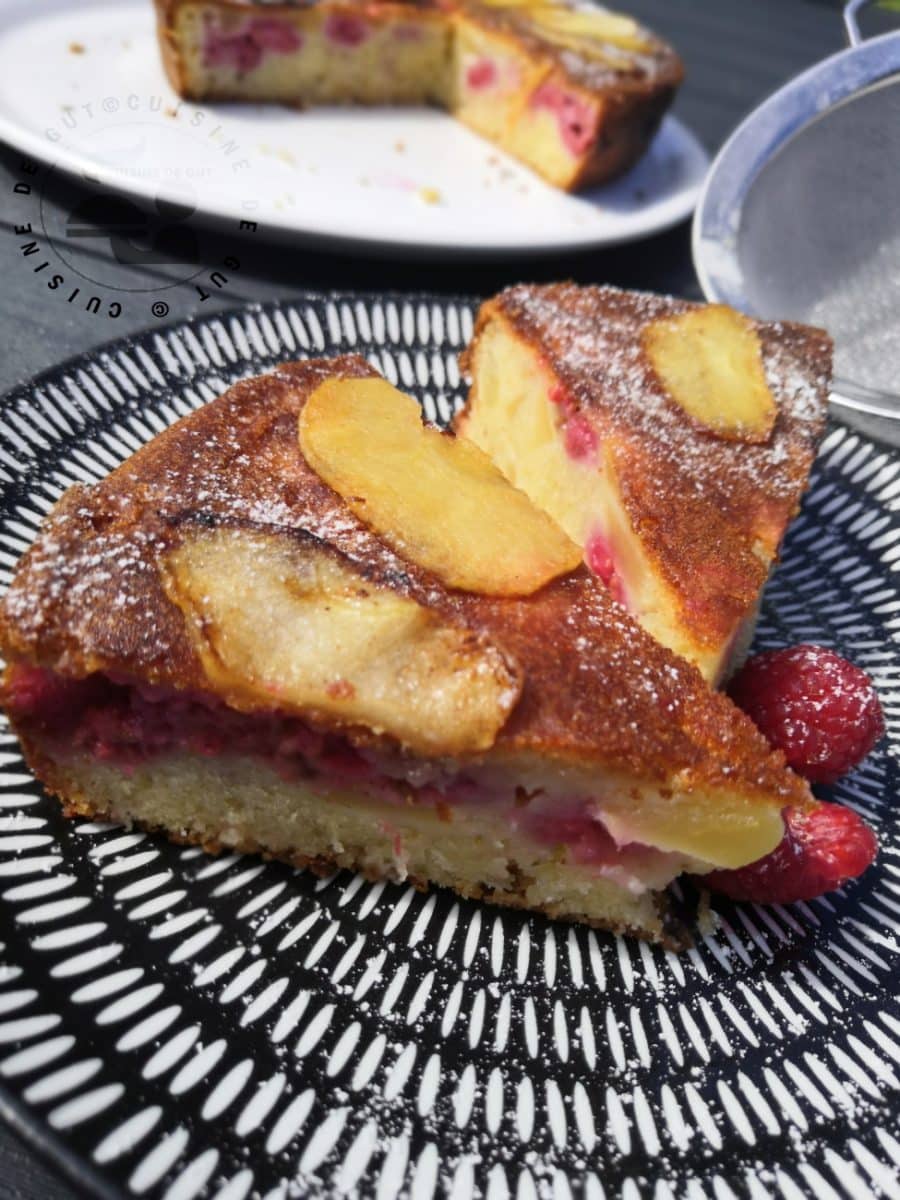 découvrez notre délicieux gâteau aux pommes et framboises, un dessert moelleux et fruité qui ravira vos papilles. parfait pour toutes les occasions, il allie la douceur des pommes à l'acidité des framboises pour une explosion de saveurs à chaque bouchée.