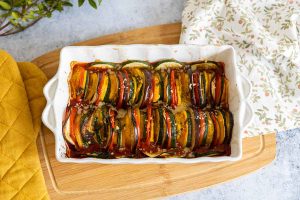 découvrez notre savoureux gratin de légumes estivaux, une délicieuse combinaison de courgettes, aubergines, poivrons et tomates, le tout nappé d'une béchamel crémeuse et doré au four. parfait pour un repas léger et coloré, cette recette met en valeur la fraîcheur des légumes de saison.