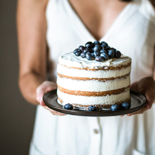 découvrez la recette succulent de moelleux aux myrtilles, un délice à la fois moelleux et fruité, parfait pour le goûter ou le dessert. facile à réaliser, ce gâteau allie la douceur des myrtilles à une texture aérienne qui ravira vos papilles. à servir tiède ou froid, pour un moment gourmand inoubliable.