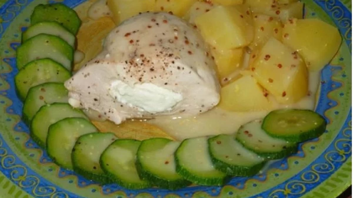 Délicieux poulet au fromage accompagné de pommes de terre et courgettes vapeur, relevé par une sauce moutarde à l'ancienne