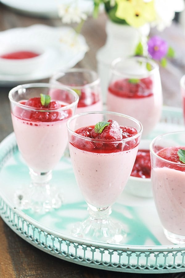 découvrez notre délicieuse panna cotta aux fraises, un dessert crémeux et raffiné qui allie la douceur de la vanille à la fraîcheur des fraises. idéal pour impressionner vos invités ou pour un moment gourmand, cette recette facile à réaliser vous garantit un régal pour les papilles !