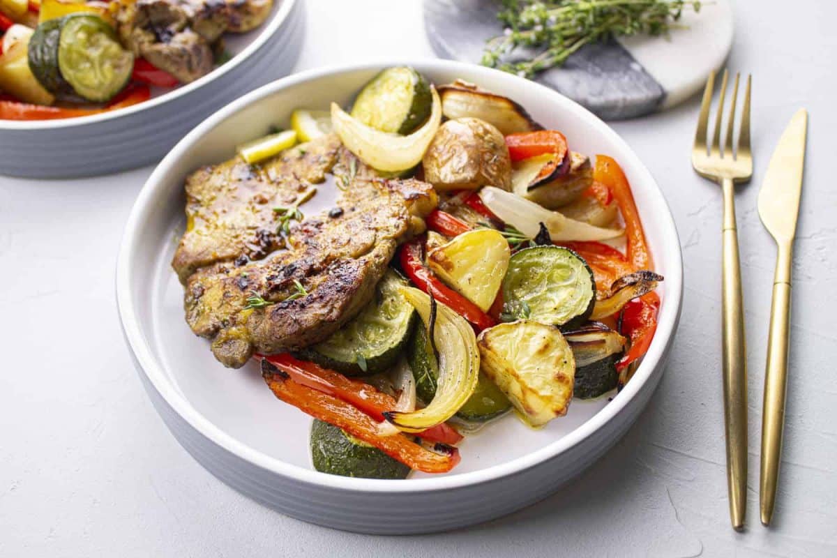 découvrez une délicieuse recette de côte de porc aux légumes, savoureuse et facile à préparer. ce plat réunit tendres côtes de porc et légumes frais, offrant un équilibre parfait entre goût et nutrition. idéal pour un repas en famille ou entre amis.