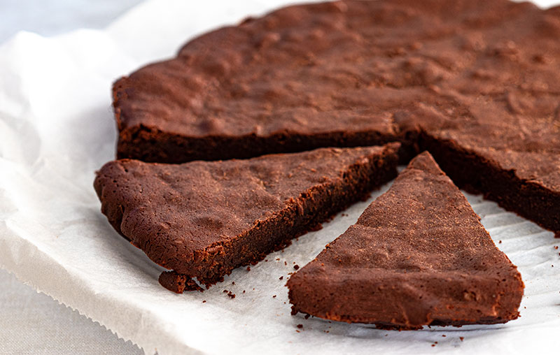 découvrez notre irrésistible fondant au chocolat, un dessert moelleux et riche en saveurs qui ravira les amateurs de chocolat. sa texture fondante et son cœur coulant en font une véritable tentation à savourer lors de vos repas ou occasions spéciales.