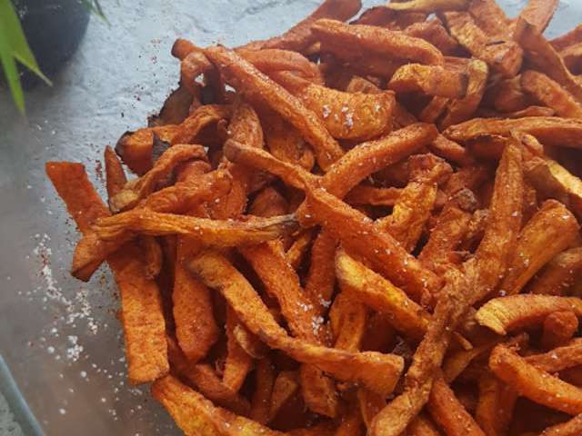 découvrez nos délicieuses frites paprika, croquantes à l'extérieur et fondantes à l'intérieur, assaisonnées d'un mélange savoureux d'épices. idéales en accompagnement ou en snack, elles sont parfaites pour ravir vos papilles. à déguster sans modération !