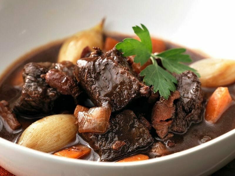 découvrez notre délicieuse recette de bœuf bourguignon, un plat traditionnel français riche en saveurs, parfait pour vos repas en famille ou entre amis. suivez nos étapes faciles pour préparer ce ragoût savoureux, accompagné de ses garnitures idéales.