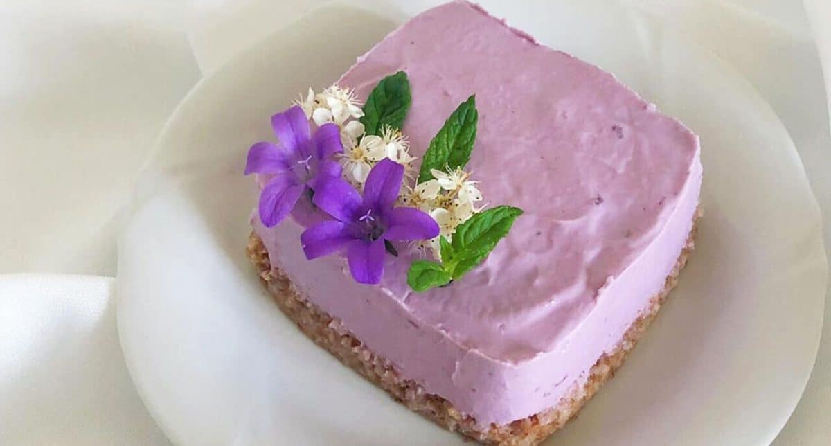 découvrez notre cheesecake intemporel, un dessert crémeux et savoureux qui ravira vos papilles à chaque bouchée. parfait pour toutes les occasions, il allie tradition et modernité pour une expérience sucrée inoubliable.