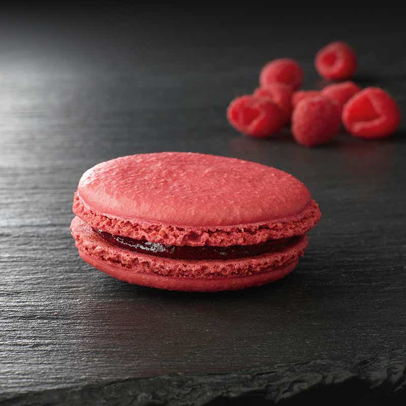 découvrez la délicatesse des macarons aux framboises : une association parfaite entre la douceur des coques et l'acidité de la framboise. idéaux pour vos petites douceurs, ces macarons raviront vos papilles et apporteront une touche fruitée à vos dégustations.