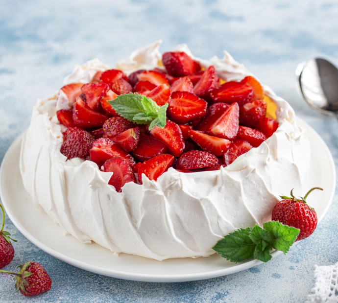 découvrez la pavlova estivale, un dessert léger et rafraîchissant composé d'une meringue croustillante, garnie de crème fouettée et de fruits de saison. idéale pour vos soirées d'été, cette délicieuse pâtisserie saura ravir vos invités avec ses saveurs fruitées et son esthétique élégante.