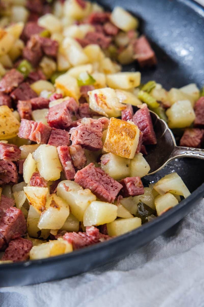 découvrez une délicieuse recette de pommes de terre au corned beef, un plat réconfortant qui allie tendreté des pommes de terre et saveur riche de la viande. idéal pour un repas en famille ou entre amis, ce mélange savoureux ravira vos papilles et apportera une touche de convivialité à votre table.