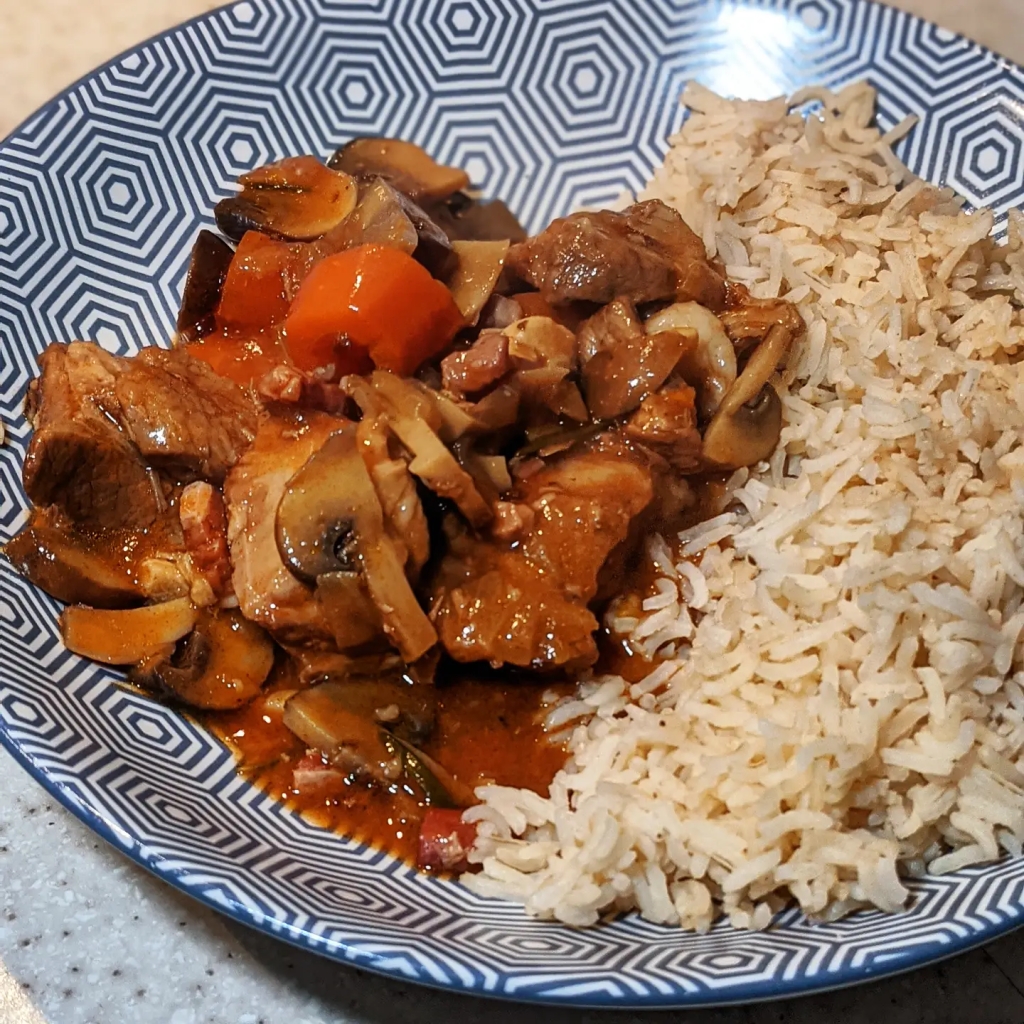 découvrez notre délicieuse recette de sauté de veau au vin, un plat savoureux qui allie tendreté de la viande et-richesse des arômes. parfait pour un repas convivial, ce sauté marie harmonieusement le goût du veau avec la profondeur du vin, le tout mijoté avec des légumes frais. régalez vos convives avec cette spécialité gourmande qui réchauffe le cœur.