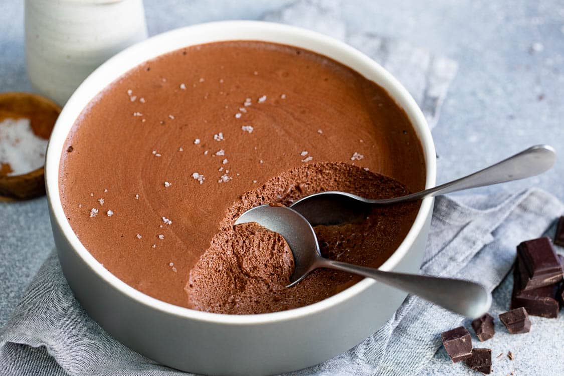 découvrez notre délicieuse recette de mousse au chocolat, un dessert onctueux et riche en saveurs qui ravira les amateurs de chocolat. facile à préparer, elle est idéale pour les grandes occasions ou un plaisir quotidien.