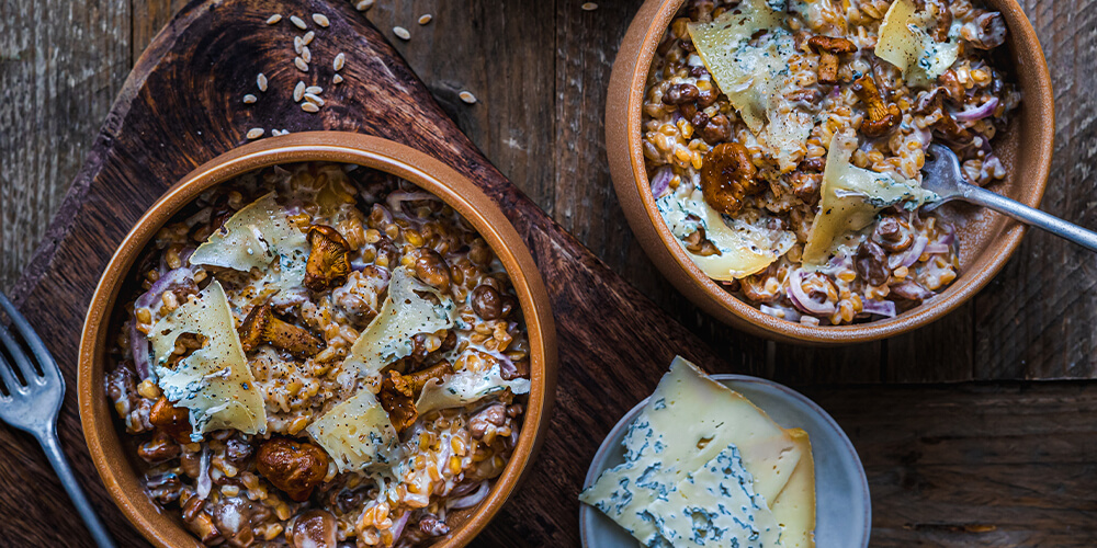 découvrez une délicieuse recette de risotto aux girolles, alliant crémeux et saveurs terreuses des champignons. idéal pour un repas réconfortant et savoureux, ce plat ravira vos papilles et impressionnera vos convives.