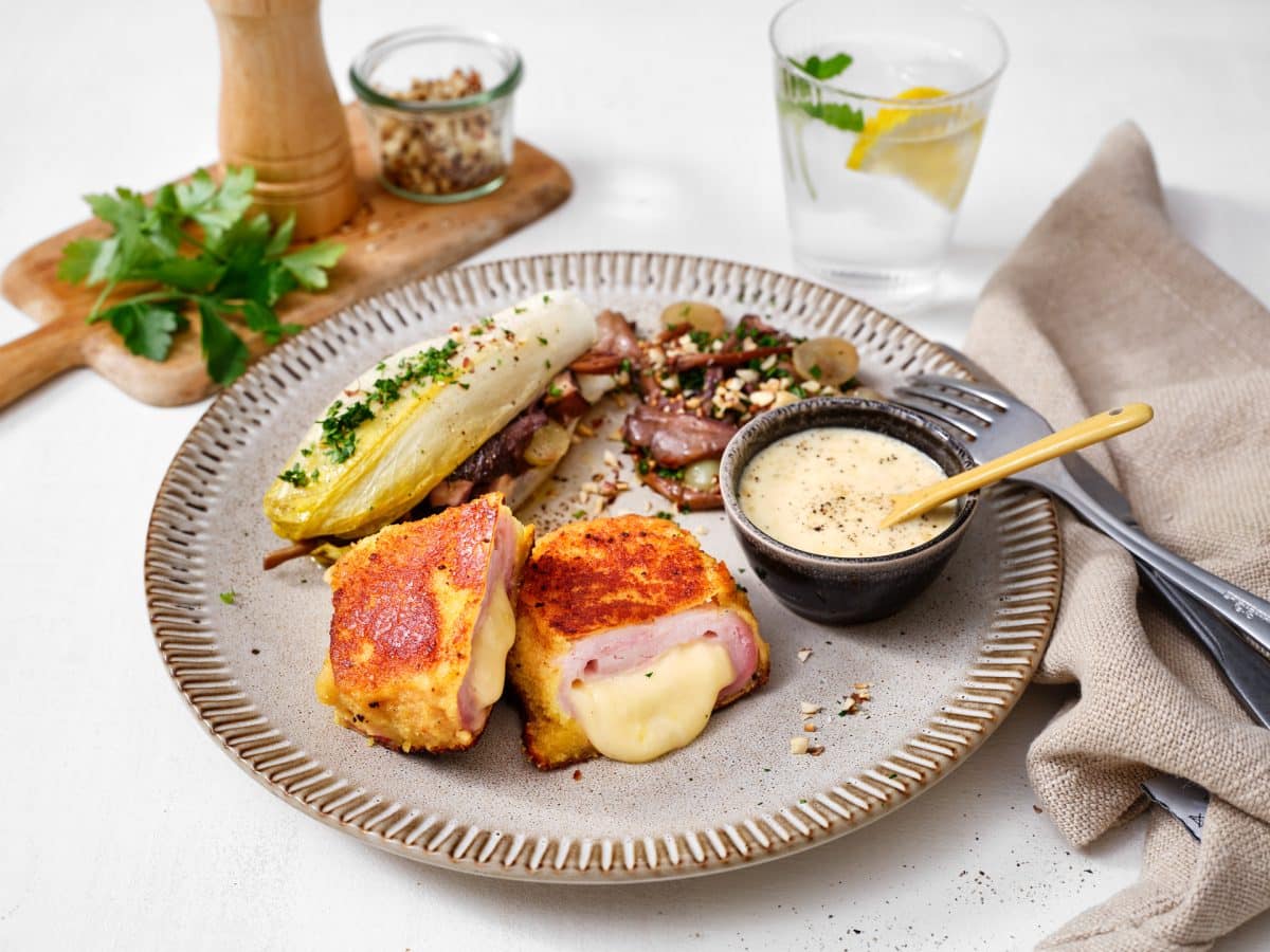 découvrez notre délicieuse recette de cordon bleu chicon, accompagné d'une savoureuse sauce à l'ail. un plat réconfortant qui allie la tendreté du poulet, le croquant des chicons et la richesse d'une sauce crémeuse. idéal pour un dîner en famille ou entre amis!