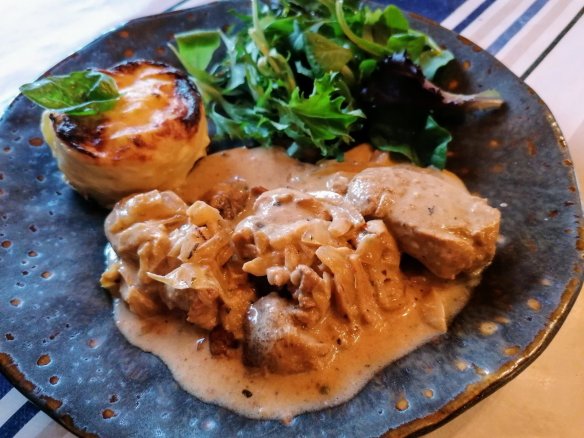 découvrez notre délicieuse recette de filet mignon accompagné d'une savoureuse sauce forestière. un plat raffiné alliant la tendreté de la viande à la richesse des champignons et arômes des herbes. idéal pour impressionner vos invités lors d'un dîner spécial.