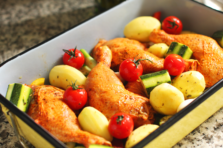 savourez une délicieuse cuisse de poulet rôtie accompagnée de légumes frais, idéal pour un repas réconfortant et équilibré. découvrez des astuces pour une cuisson parfaite et des idées d'assaisonnements pour rehausser les saveurs.