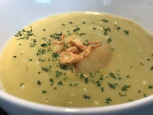 découvrez notre savoureuse recette de soupe aux asperges et mascarpone, un mélange parfait de légumes frais et de crémeux qui régalera vos papilles. idéale en entrée ou en plat léger, cette soupe raffinée allie légèreté et goût pour une expérience culinaire inoubliable.