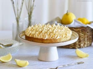 découvrez notre délicieuse recette de tarte citron meringuée : un dessert rafraîchissant alliant l'acidité du citron à la douceur de la meringue, parfait pour éblouir vos invités !