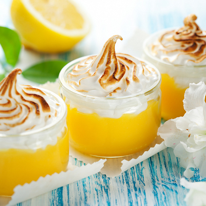 découvrez notre délicieuse recette de verrines citron meringuée, un dessert frais et gourmand alliant la acidité du citron à la douceur de la meringue. parfait pour éblouir vos convives lors de vos repas !