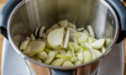 découvrez comment réussir parfaitement vos oignons hachés avec votre thermomix® grâce à nos astuces simples et efficaces.