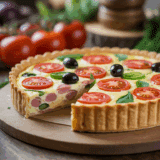 savourez notre quiche gourmande au jambon, fromage fondant, tomates fraîches et olives savoureuses, une recette simple et délicieuse parfaite pour un repas convivial.