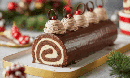 découvrez la bûche roulée chocolat mascarpone, une douceur festive irrésistible qui ravira les gourmands cet hiver. une explosion de saveurs à ne pas manquer !