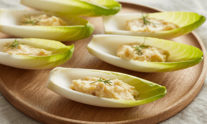 découvrez notre recette légère et gourmande de petites bouchées d'endives au fromage, parfaites pour un apéritif sain et savoureux.