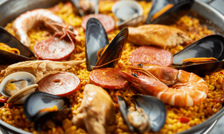 découvrez la paëlla de patou, un savoureux mélange de fruits de mer frais, chorizo épicé et poulet tendre, pour un repas riche en saveurs et en traditions.